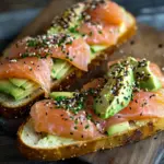 Lachs Avocado Laugenstange mit Topping