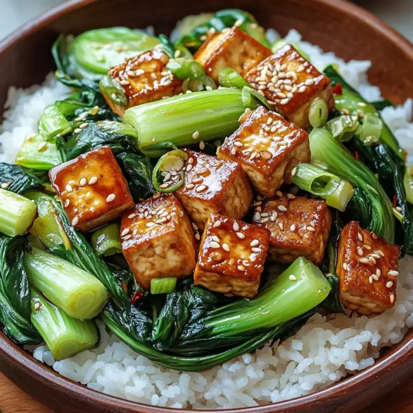 Gebratener Pak Choi mit knusprigem Tofu und Reis